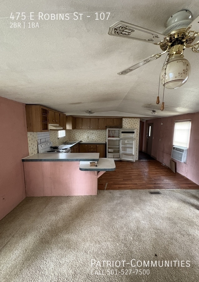 Photo - 475 E Robins St