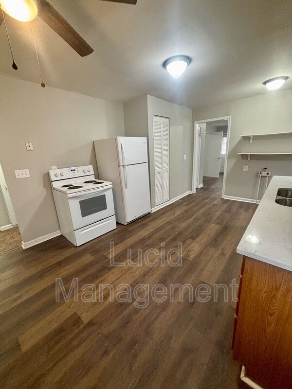 Photo - 910 W Whitney Ave