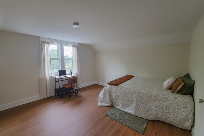 Cama tamaño queen y escritorio/silla incluidos - 99 Custer St