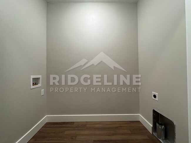 Photo - 664 S Saturn Ave Unit B