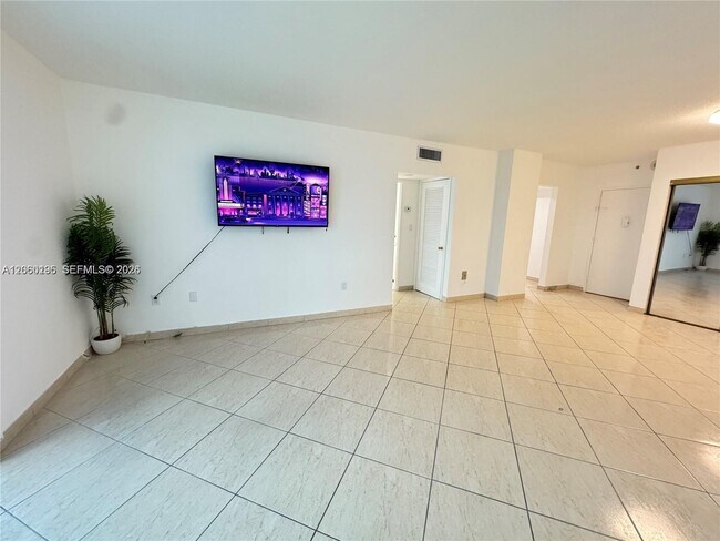 Building Photo - 400 Kings Point Dr Unit 320