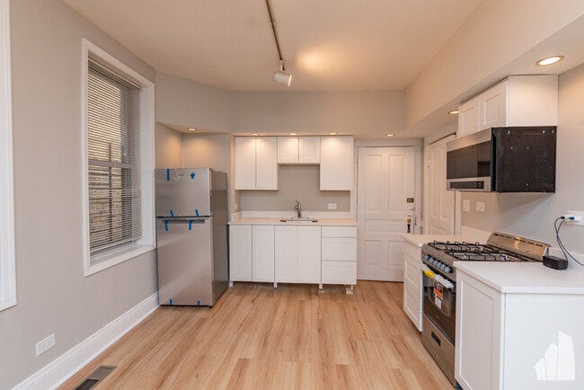 Building Photo - 2334 N Southport Ave Unit #  01F