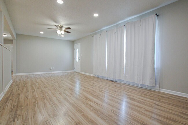 Photo - 219 Hallbrook Dr