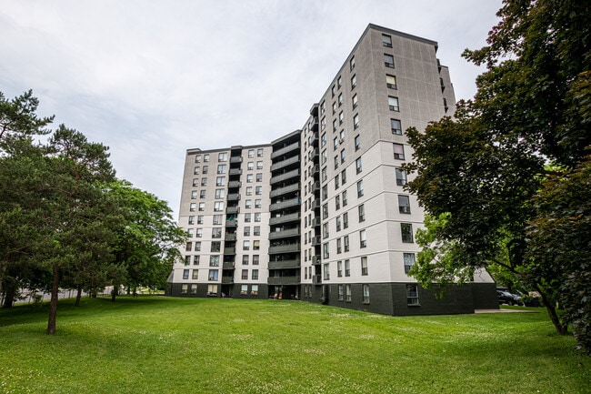Building Photo - 10 Highland Crescent