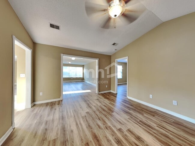 Photo - 208 Winding Willow Trl