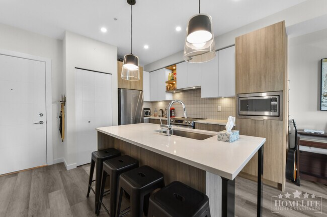 Bright & Modern 1 Bed 1 Bath Condo with Treetop Views