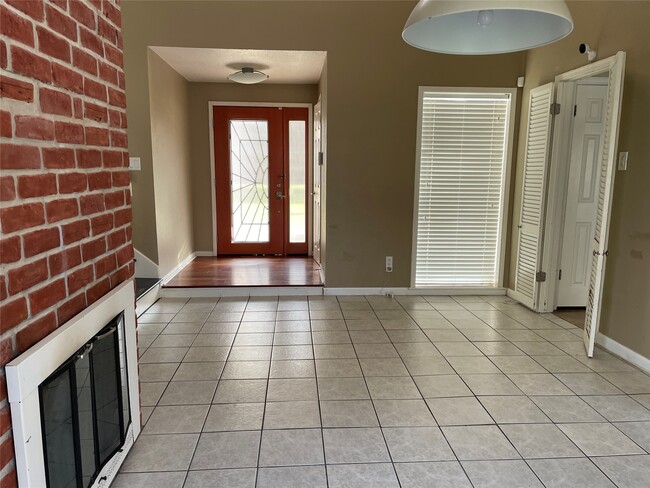 Photo - 18002 Hollywell Dr