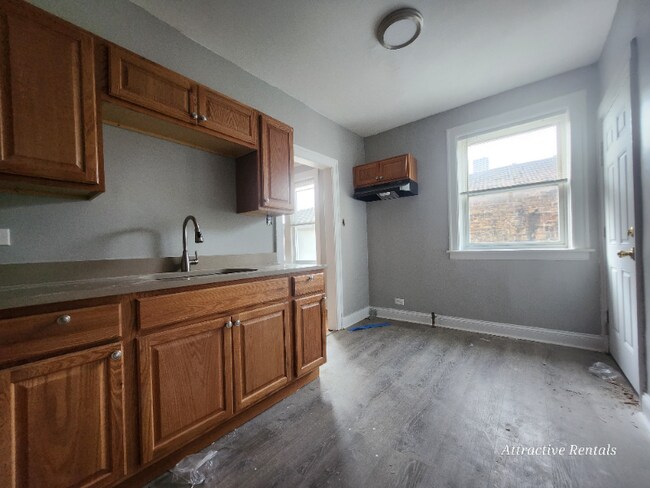 Photo - 656 E 81st St