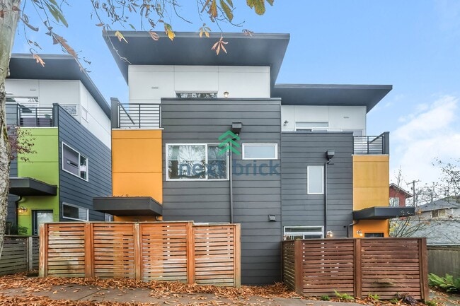 Building Photo - A beautiful 3 bed and 2 bathroom house for rent