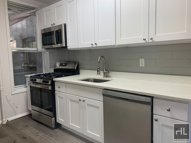 Building Photo - 8 AVENUE Unit 2R