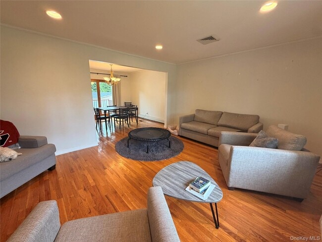 Photo - 748 Leslie Ln