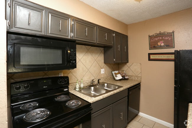 1BR, 1BA - 696SF - Kitchen
