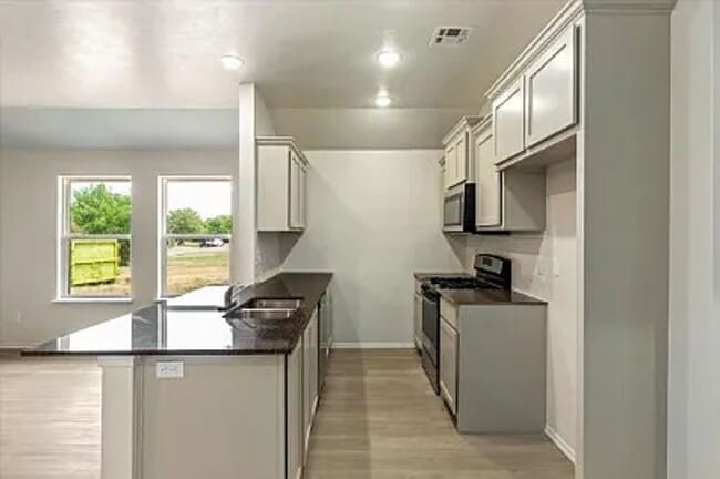 Building Photo - Modern 2-Bed, 2-Bath Duplex in Lawton View...