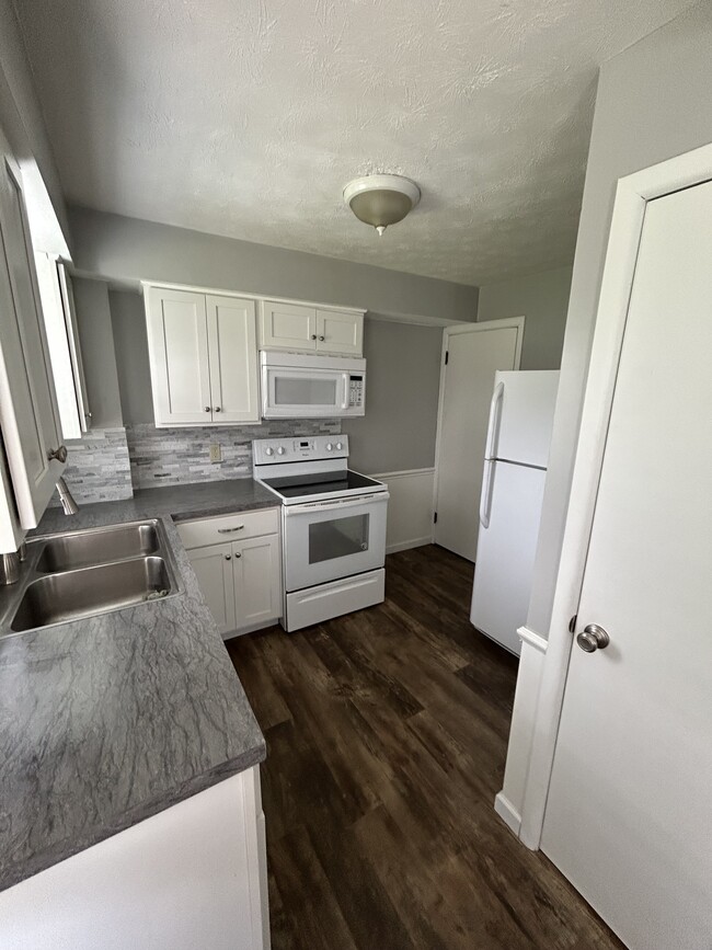 Kitchen - 226 Bonnett St SW Apartments Unit 226 Bonnett St.