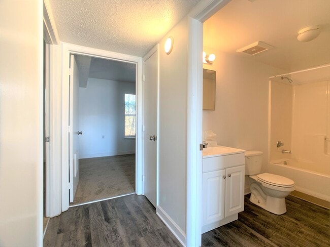 2BR, 1BTH - 850 SF