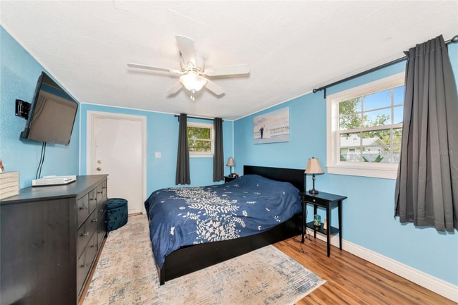 Photo - 2004 19th St W