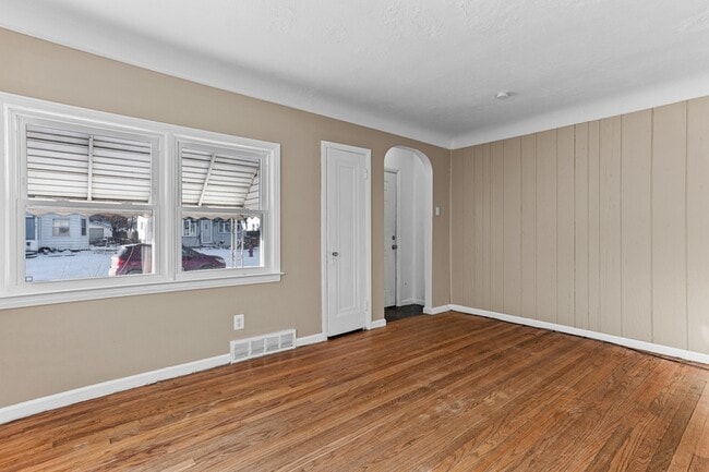 Photo - 19595 Waldron St