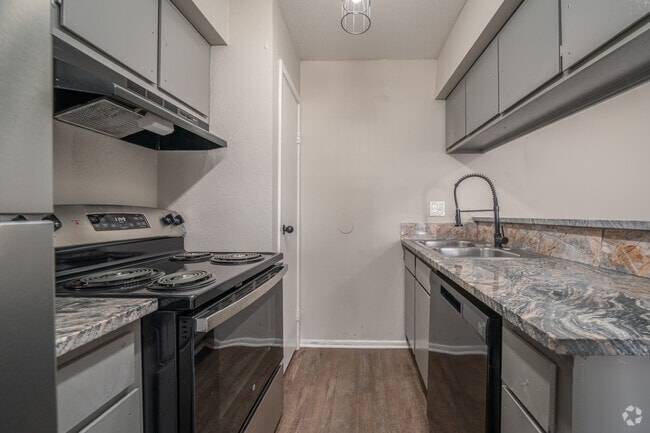 1BR, 1BA - 575SF - Kitchen