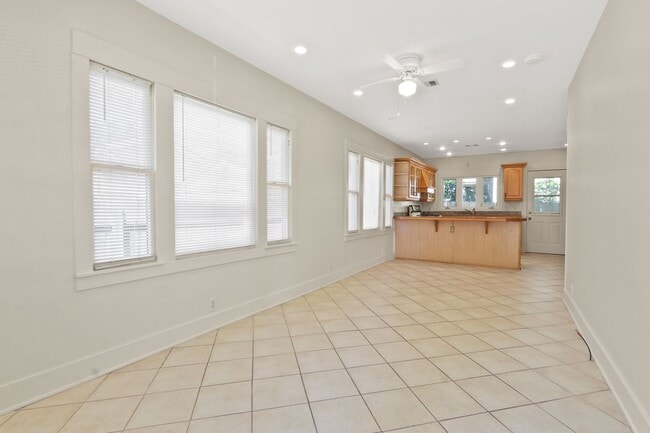 Photo - 2723 E 8th St Unidad 8th St Main