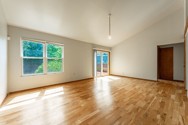 Photo - 220 Longford Ct