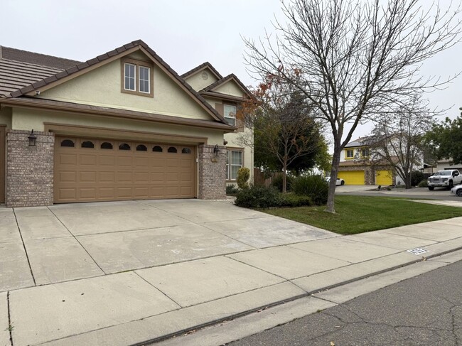 Photo - Lovely 5/3 with a desirable downstairs bedroom.