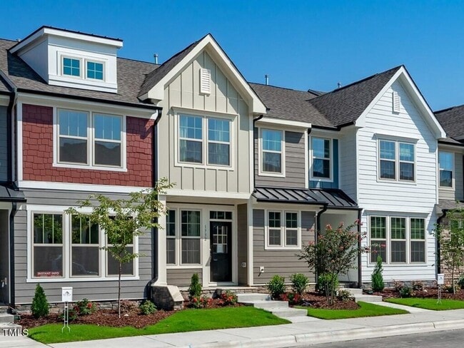 Building Photo - Gorgeous new townhome in the heart of Clay...