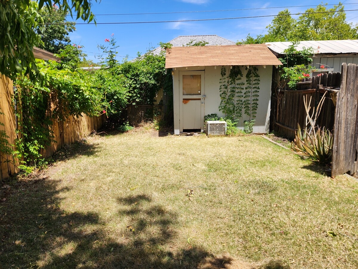 Photo - 600 1/2 Grove St