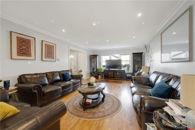 Photo - 570 N Barry Ave