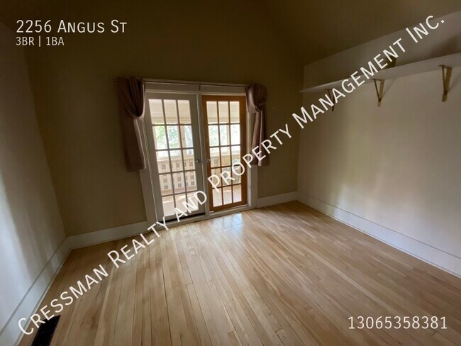 Photo - 3 bed, 1 bath FULL HOUSE with Large Garage located Downtown Regina, SK