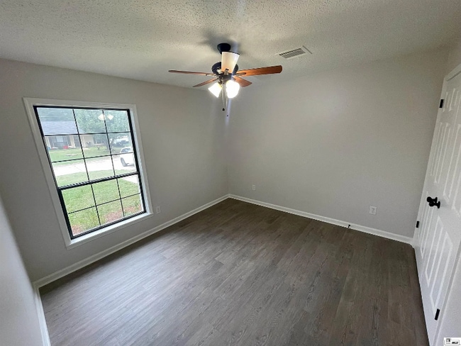 Photo - 121 Clearwater Cir