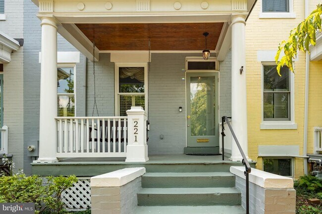 Photo - 221 E St SE