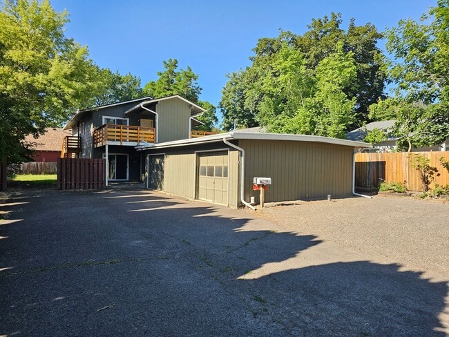 Building Photo - 810 Spring Ave Unit 2