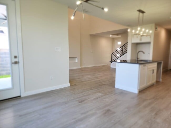 Photo - 7506 Cresta Bella St