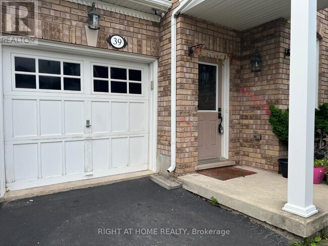 Photo - 39 Golden Iris Cres