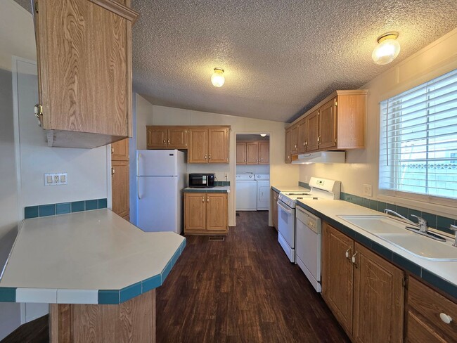 Photo - 4 Bedroom Rose Gardens Estates available for Immediate Move-In!!!