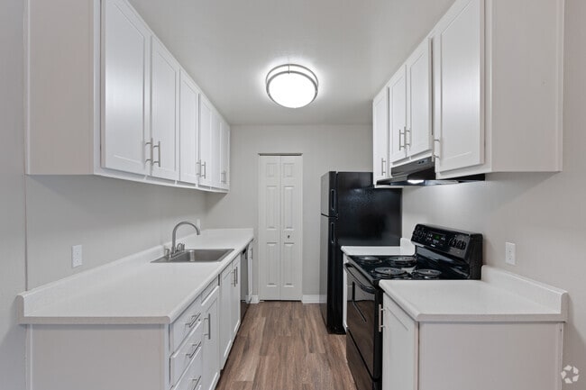 2BR, 1BA - 850SF - Kitchen