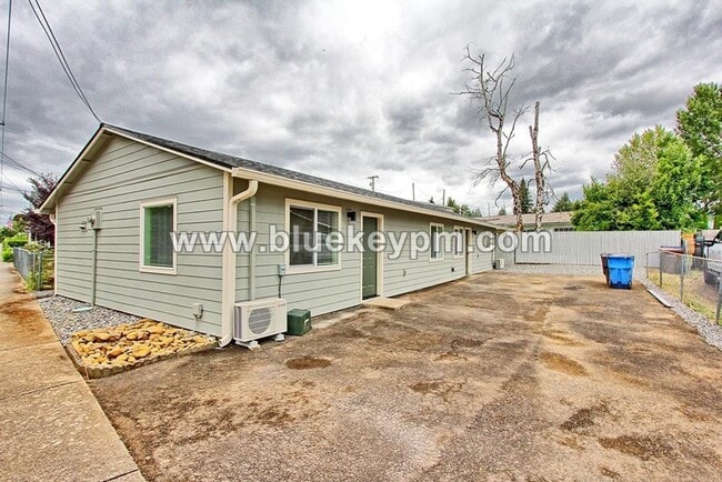 Building Photo - 1 Bed, 1 Bath Duplex Unit on Main Street in Washougal