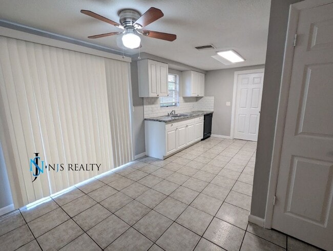 Photo - BEAUTIFUL, Large - 4/2 1500 Sq. Ft., Renov...