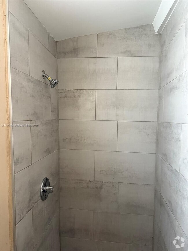 Building Photo - 41 SW 7th Ave Unit 4 Rental