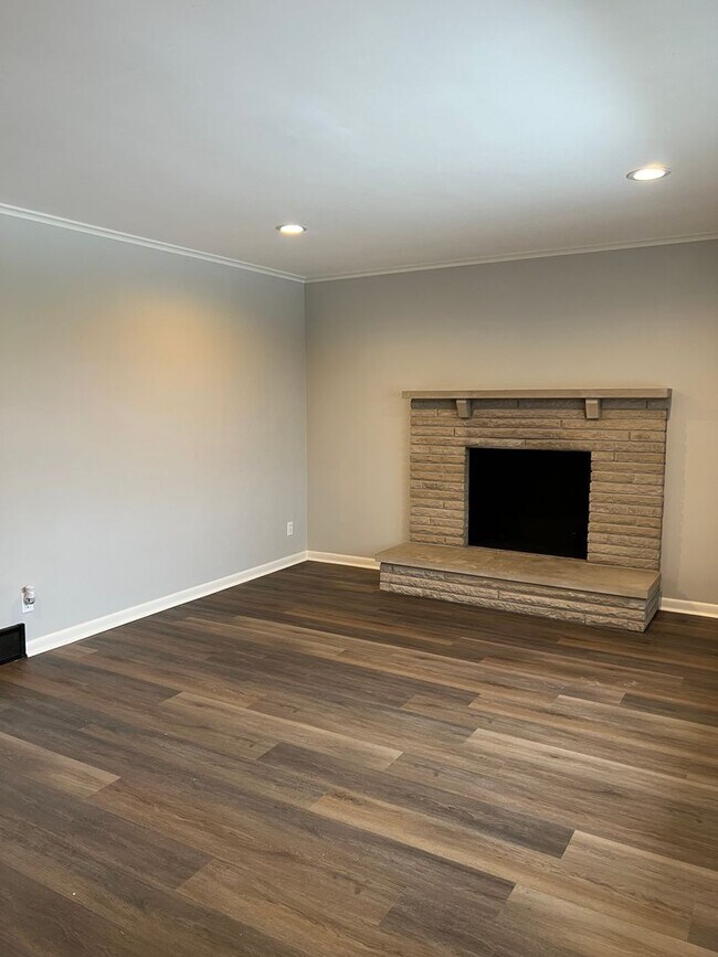 Photo - 4 Bedroom with a Huge Fenced Back Yard!