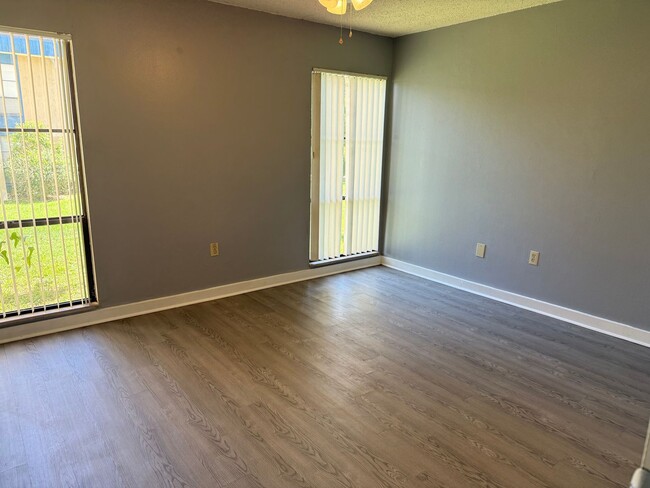 Photo - * MOVE IN SPECIAL * 1/2 OFF 2ND MONTH'S RENT!! Spacious 876 SF Unit - 2 bd / 1 ba near UF - Brand...