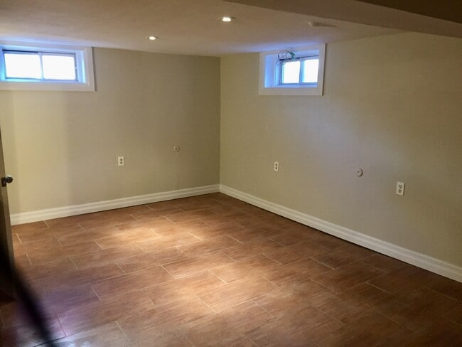 Photo - Spacious 1 Bedroom Apartment in Durand Unit 4