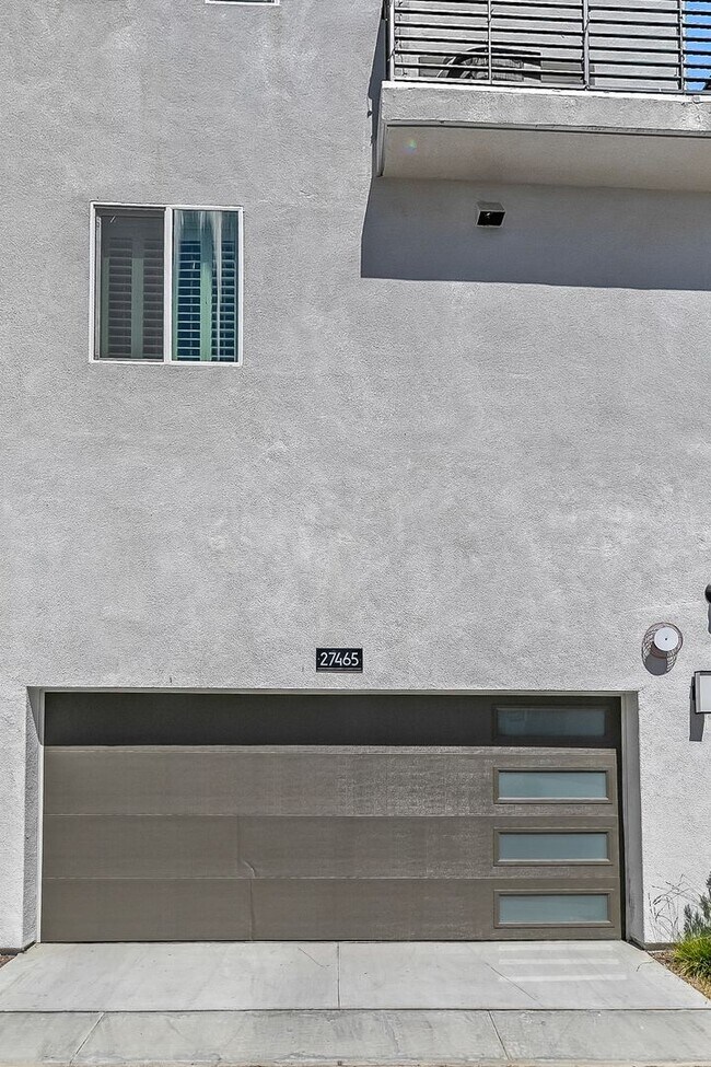 Photo - Exquisite Modern Townhome Nestled in the T...