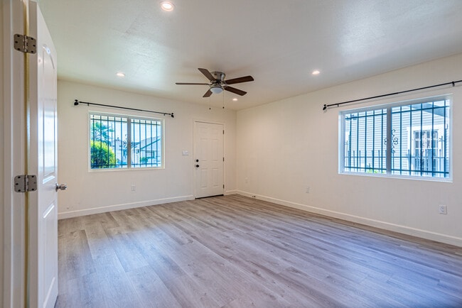 Photo - 603 W 49th St