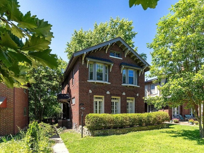 Building Photo - Gorgeous U-City Pershing Ave 4 bedroom/3 bath GEM - Fully Furnished with CLASS AND ELEGANCE - Mus...