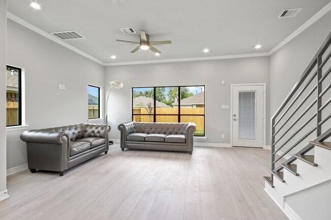 Photo - 5415 Bacher St
