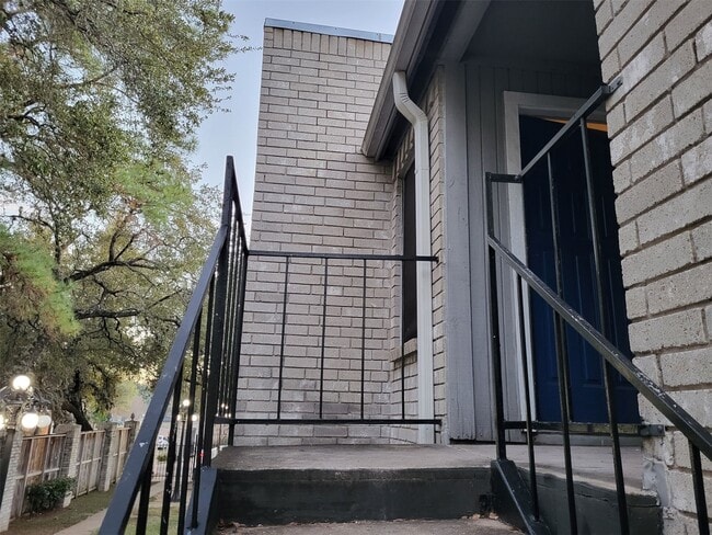 Building Photo - 9700 Leawood Blvd Unit 7/14