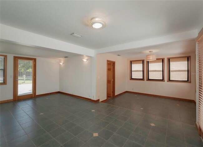 Photo - 1420 Alhambra Way S