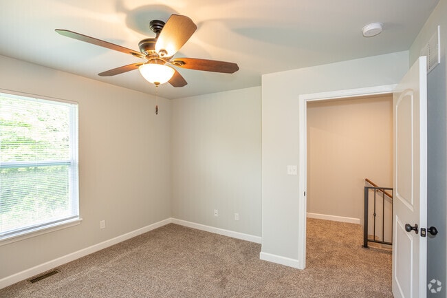 2BR, 1,5BA - 1300 SF