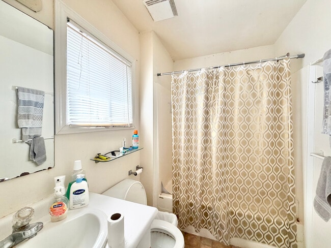 Photo - 6 BED - 2 BATH - LONDON - FULL HOUSE - STUDENT RENTAL ONLY